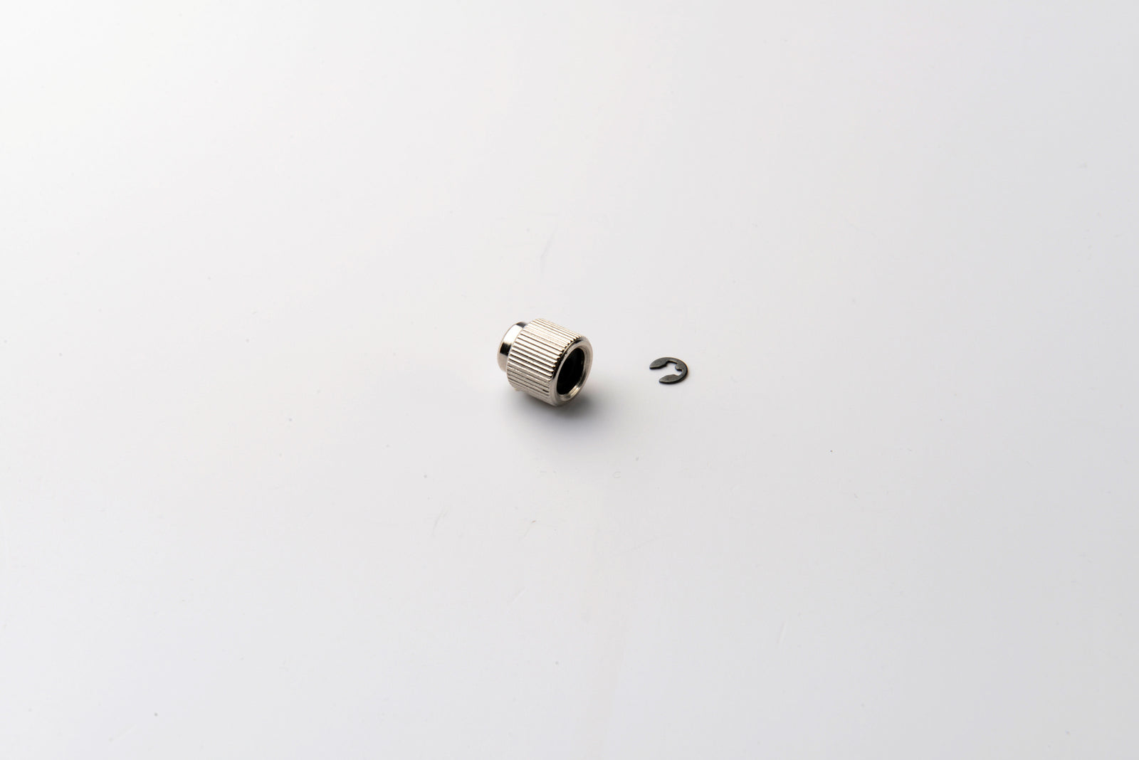 Nut/e-clip from locking, scooter
